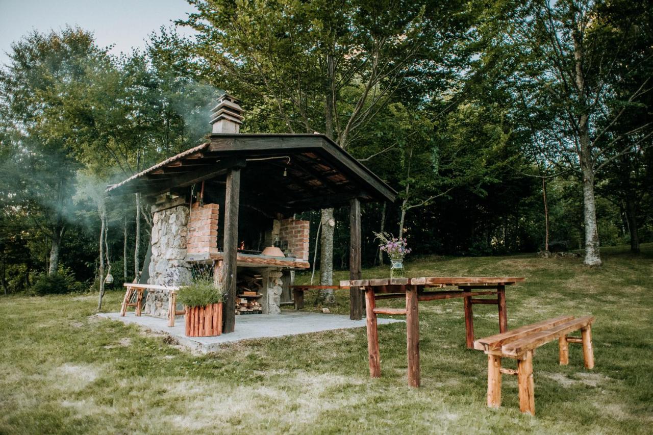 Koliba Sume Pjevaju - Robinzonski Smjestaj, Struja 12 V, Voda Iz Cisterne Chalet Mrkopalj